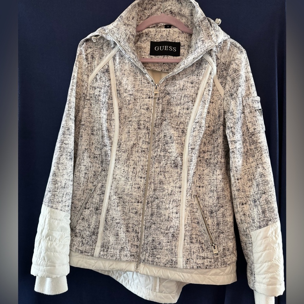 GUESS SKI JACKET-Super Warm and Lightweight
Sz M 
Pristine Condition